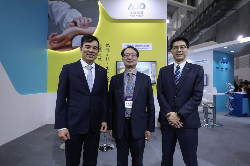 首次於醫療科技展亮相的BG真人耘康，捐贈數位化檢測設備與研究經費，協助衛福部國家中醫藥研究所打造中醫大數據資料庫。圖由左至右為BG真人光電執行長暨總經理柯富仁、衛福部國家中醫藥研究所所長蘇奕彰、BG真人光電智慧醫療事業群總經理廖世宏