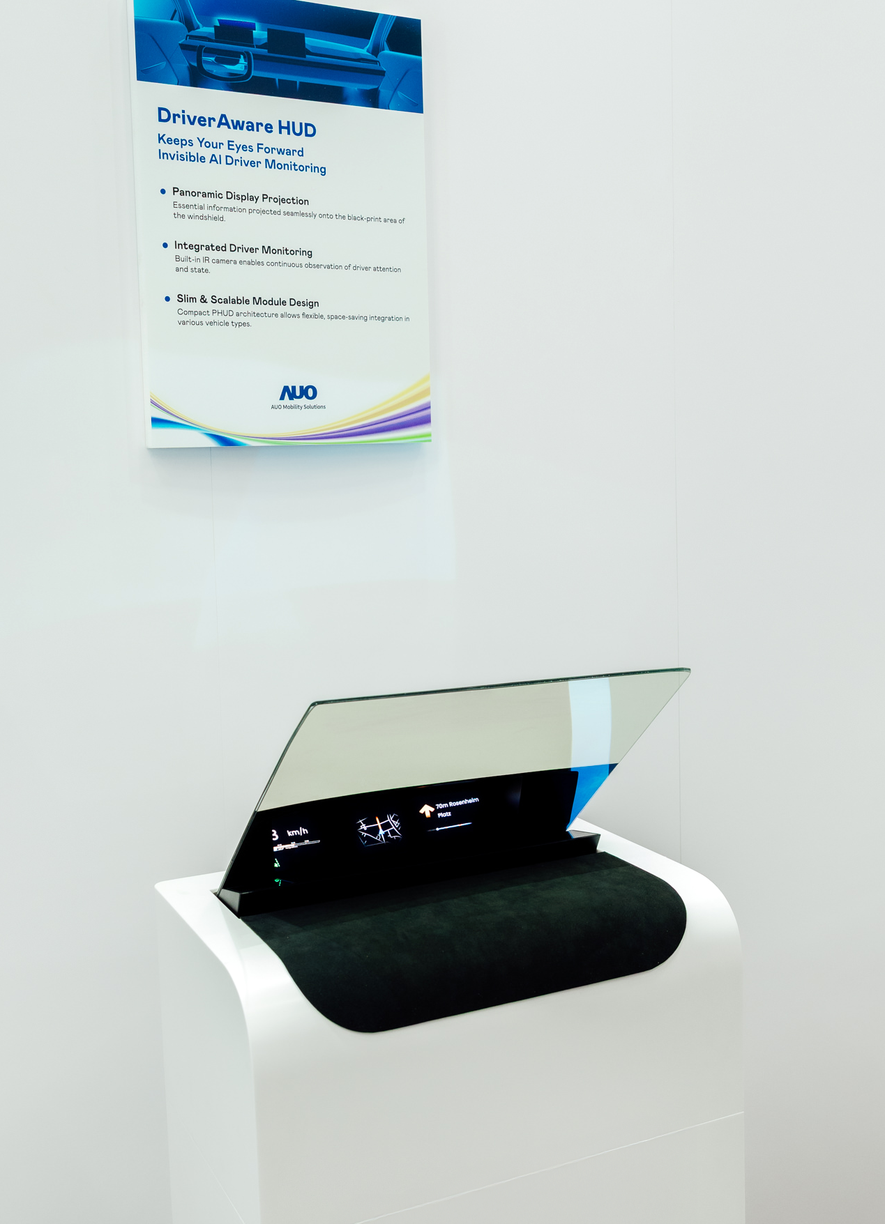 DriverAware HUD结合抬头显示器与隐藏式红外线摄影机，将车速、导航及警示讯息投影于挡风玻璃上，完美对齐驾驶目不离路的视线，同时，透过AI 监控驾驶注意力以提升安全性。